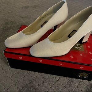 Nina Ricci Cream Heels Classic Style